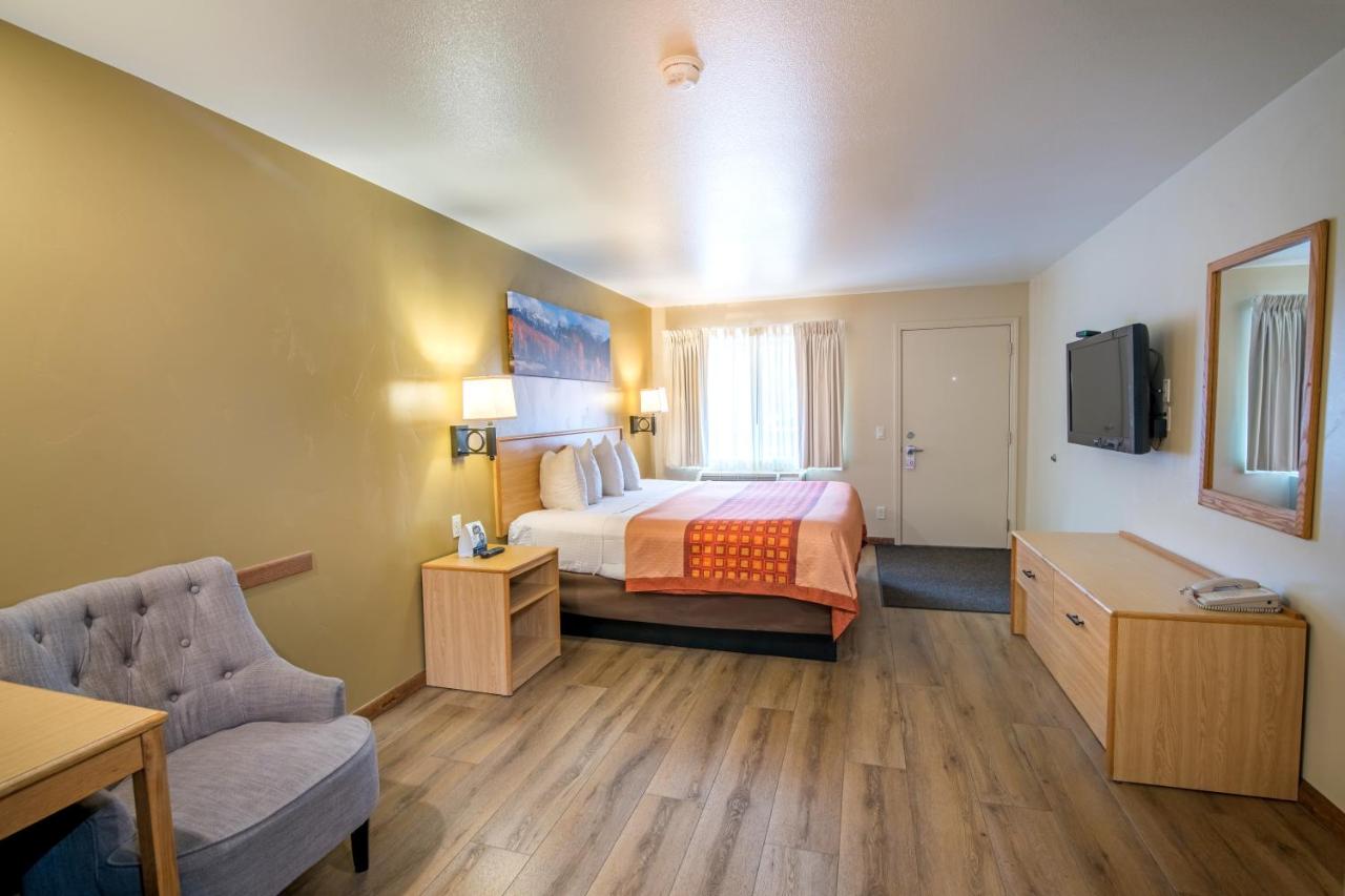 | Glenwood Springs Cedar Lodge