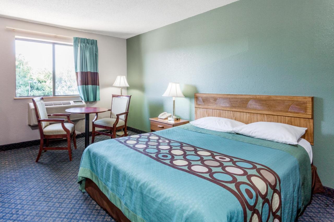 Queen Room - Non-Smoking at Super 8 by Wyndham Richmond Midlothian Turnpike