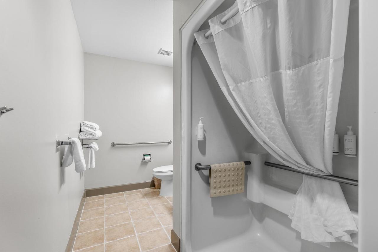 Queen Room with Two Queen Beds - Mobility Accessible/Non-Pet Friendly/Non-Smoking at Days Inn by Wyndham Camp Verde Arizona