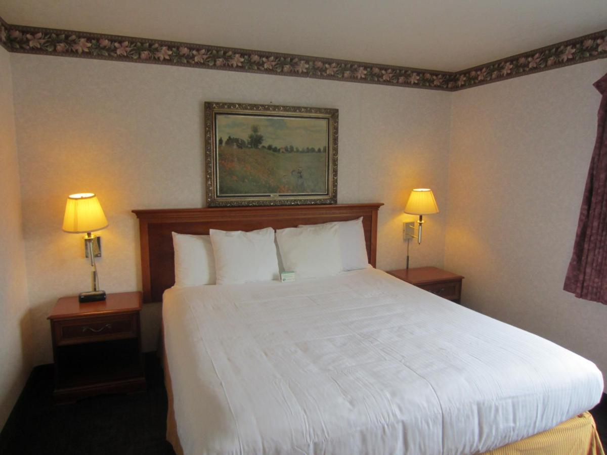 Deluxe King Room at Cherry Orchard Inn