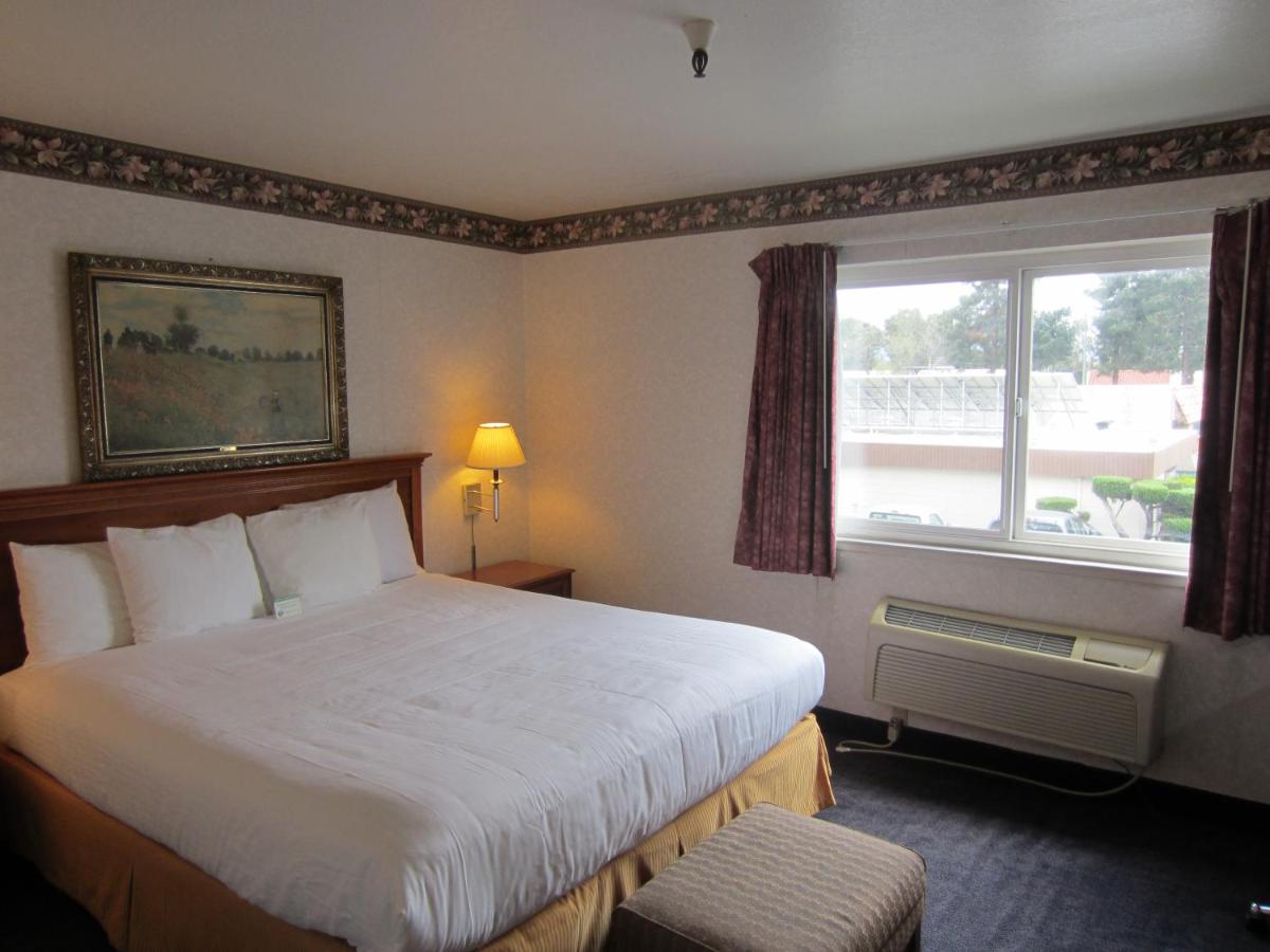 Deluxe King Room at Cherry Orchard Inn