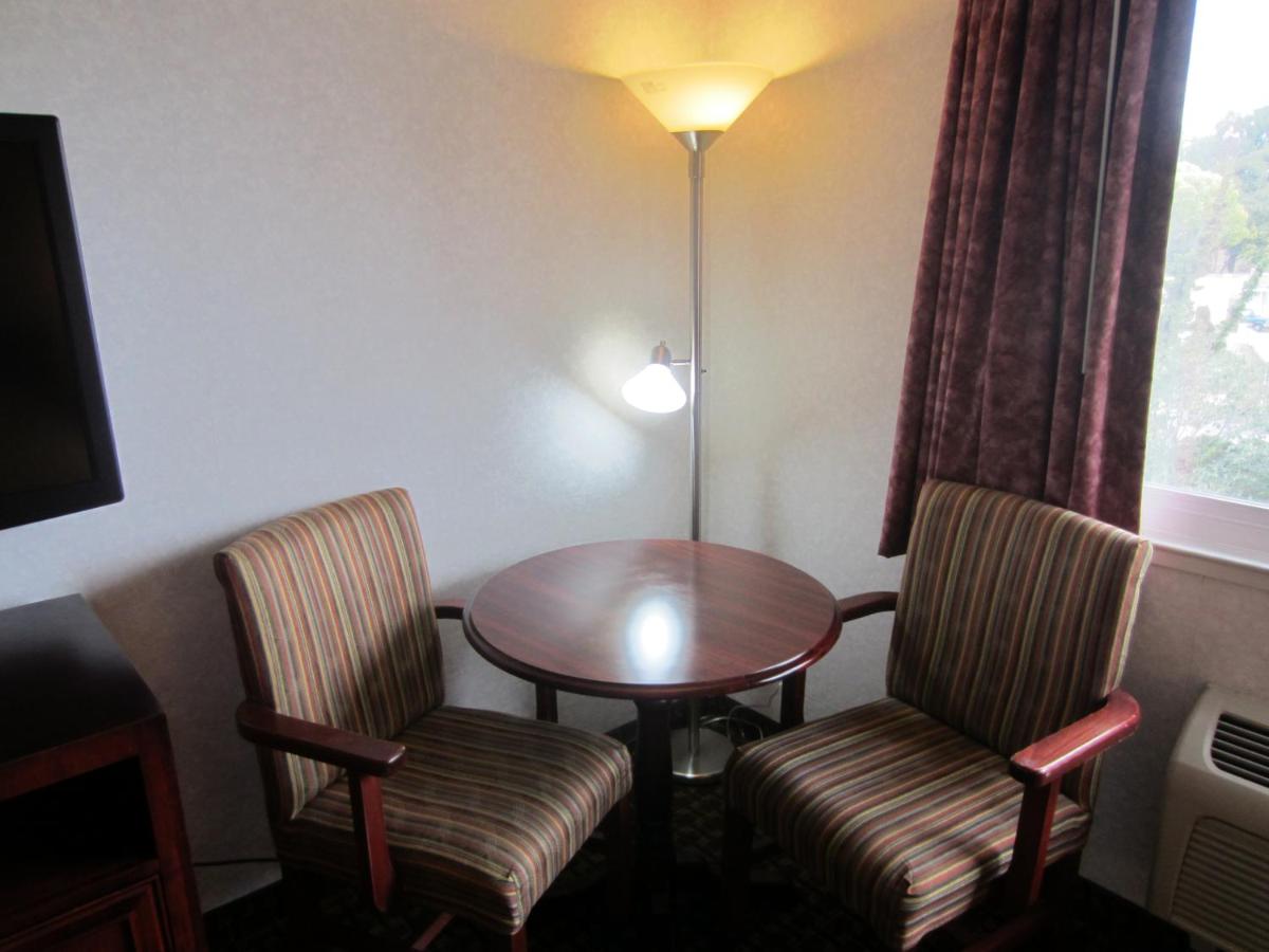 Deluxe King Room at Cherry Orchard Inn