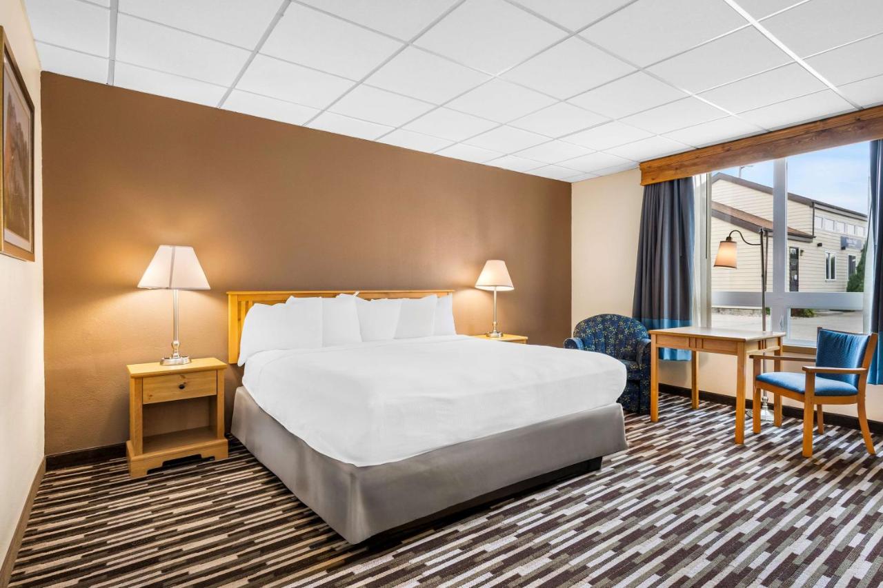 King Room at Best Western Lee's Motor Inn