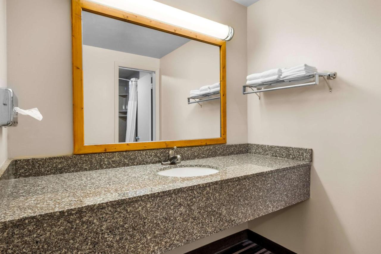 King Room at Best Western Lee's Motor Inn