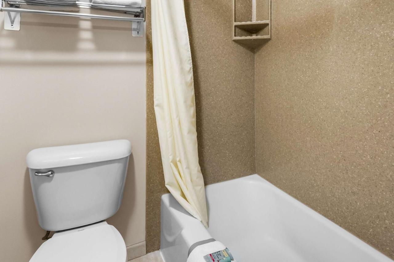 Queen Room at Best Western Lee's Motor Inn
