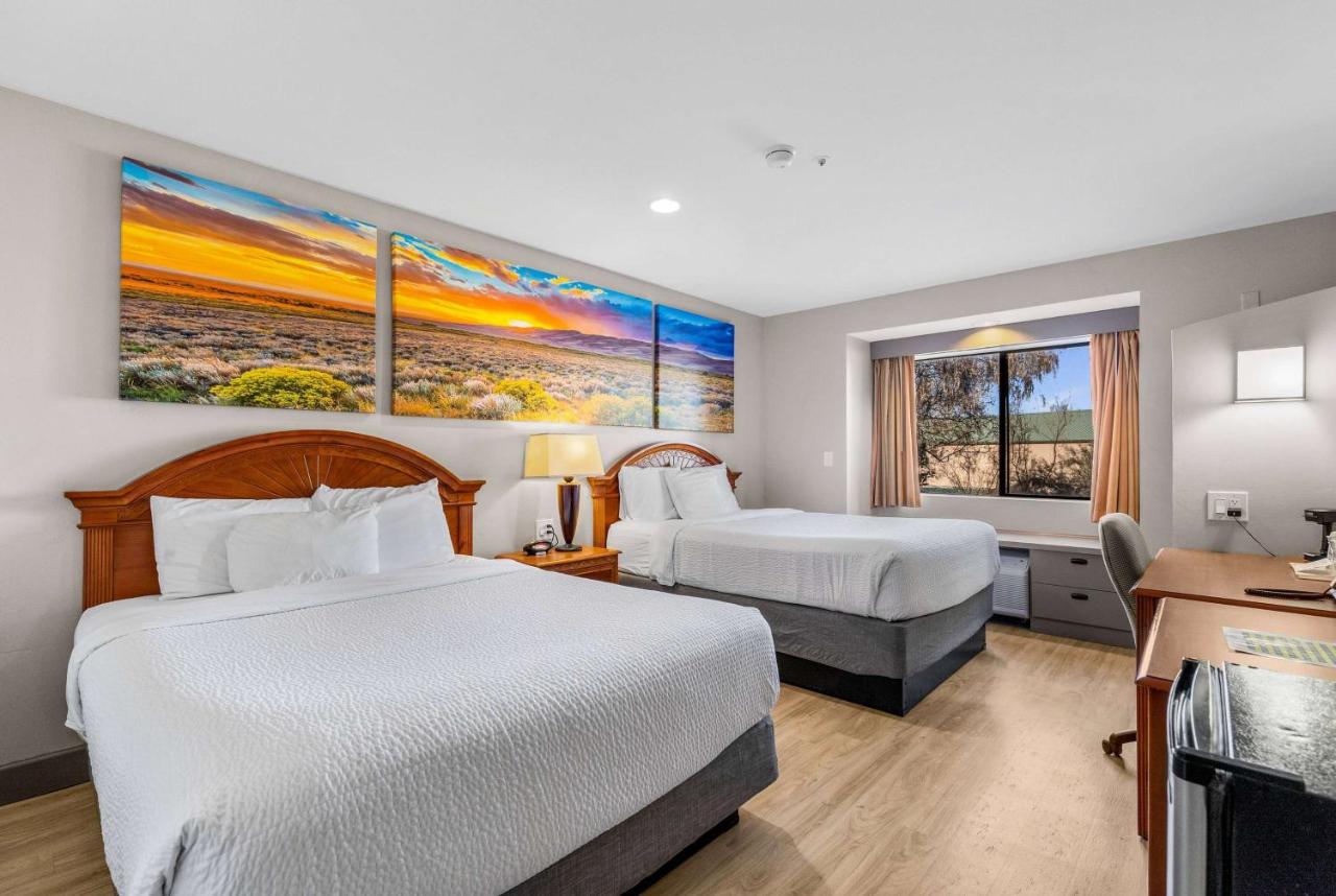 Queen Room with Two Queen Beds - Mobility Accessible/Non-Pet Friendly/Non-Smoking at Days Inn by Wyndham Camp Verde Arizona