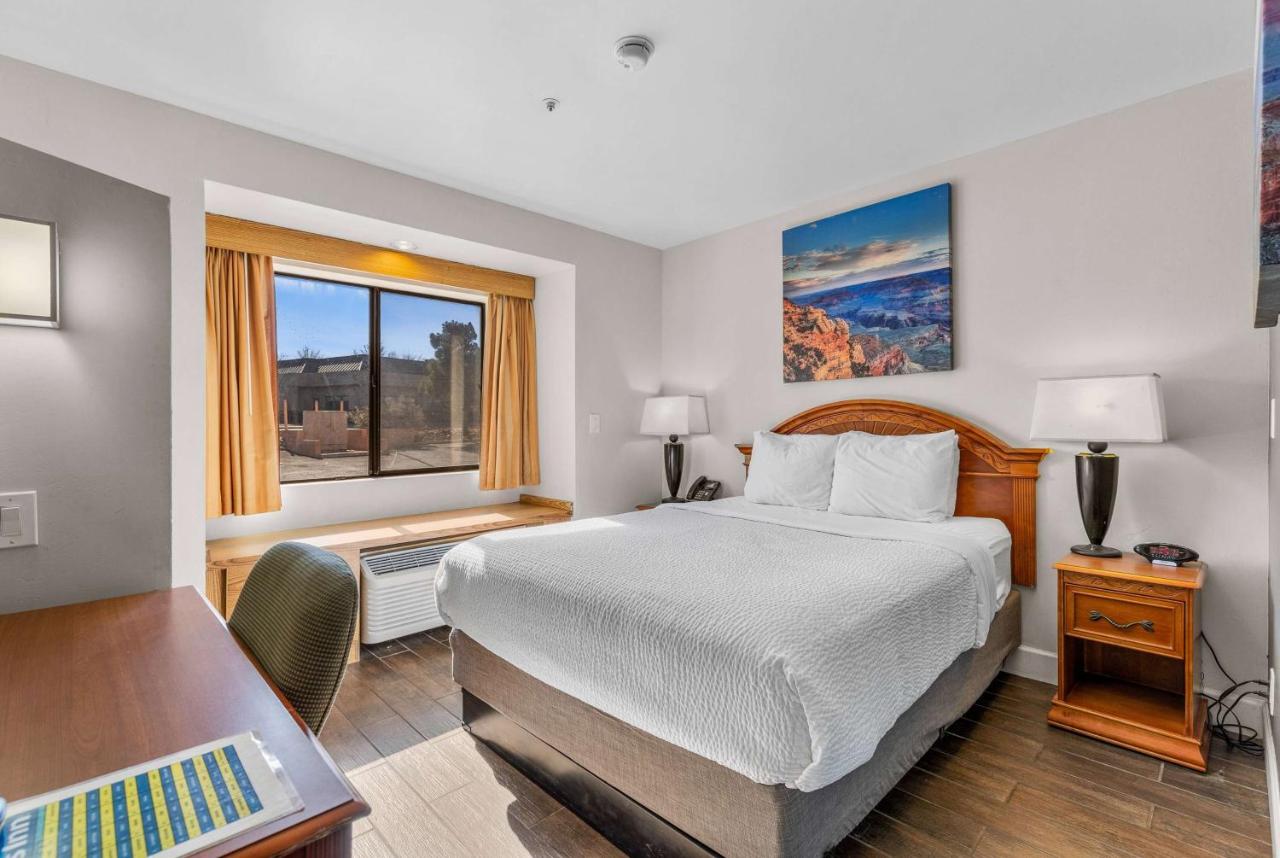 Queen Room - Non-Pet Friendly/Non-Smoking at Days Inn by Wyndham Camp Verde Arizona