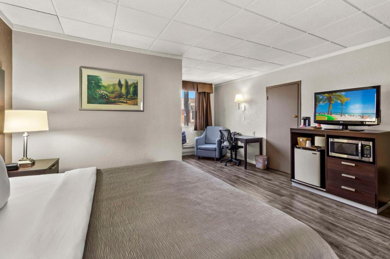 King Room - Non-Smoking at Quality Inn & Suites Green Bay Downtown