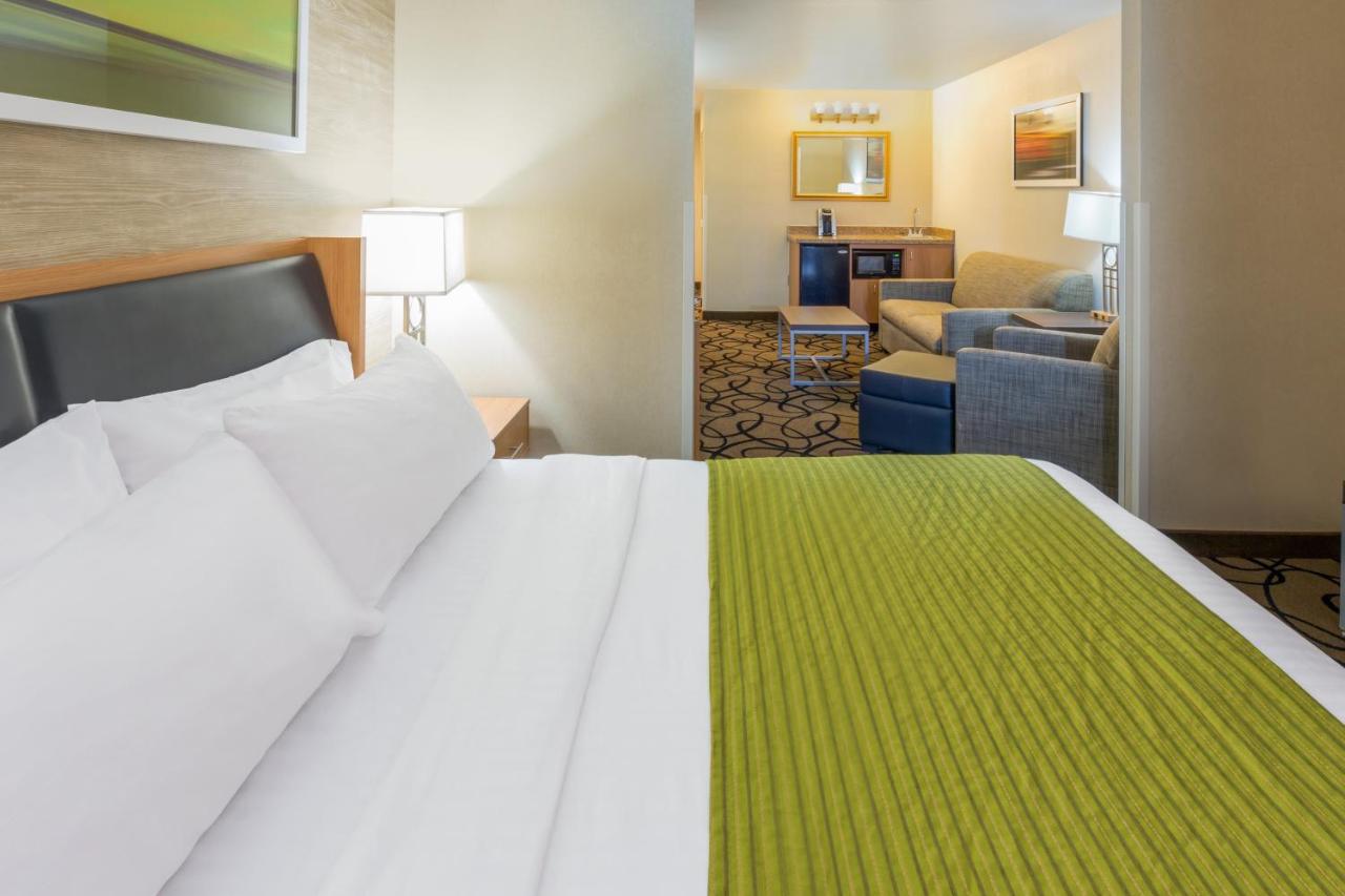 Executive King Room - Disability Access Hearing Accessible - Non-Smoking at Holiday Inn Express Hotel & Suites Henderson by IHG