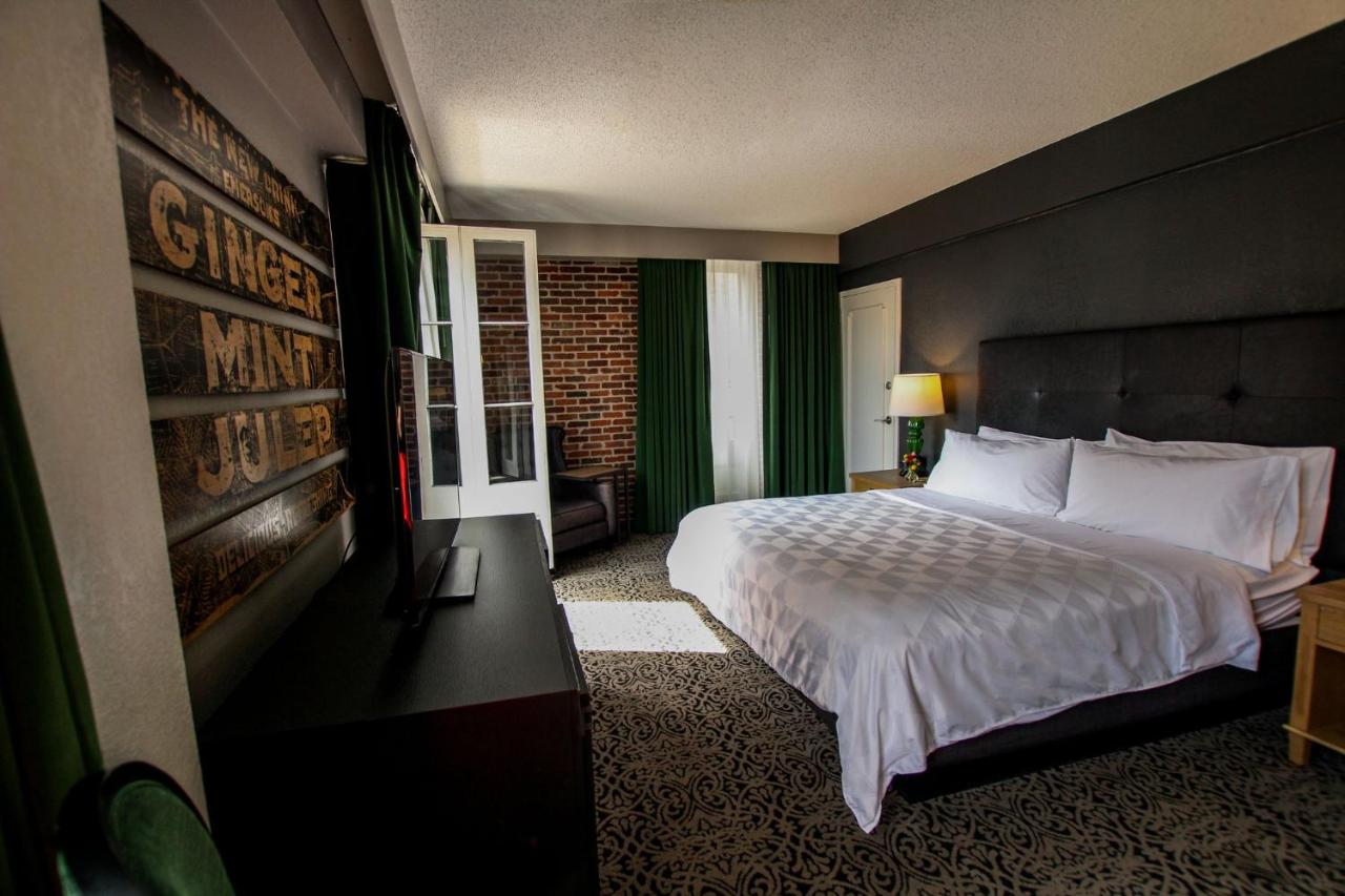 Deluxe King Room at Holiday Inn FRENCH QUARTER-CHATEAU LEMOYNE, an IHG Hotel