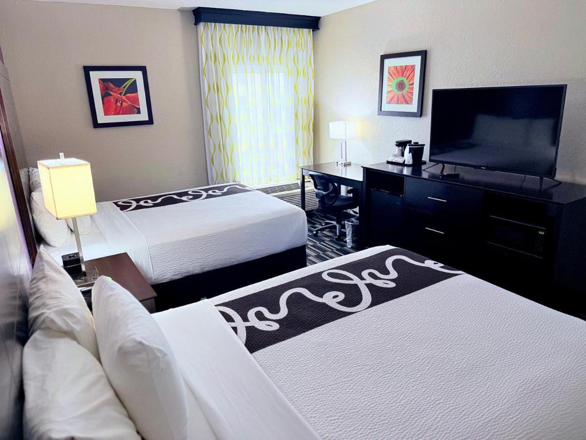 Queen Room with Two Queen Beds at La Quinta Inn & Suites by Wyndham Orlando Universal area