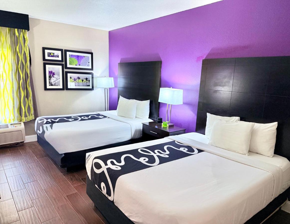 Queen Room with Two Queen Beds at La Quinta Inn & Suites by Wyndham Orlando Universal area