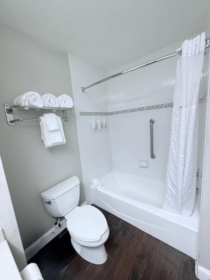 Queen Room with Two Queen Beds at La Quinta Inn & Suites by Wyndham Orlando Universal area
