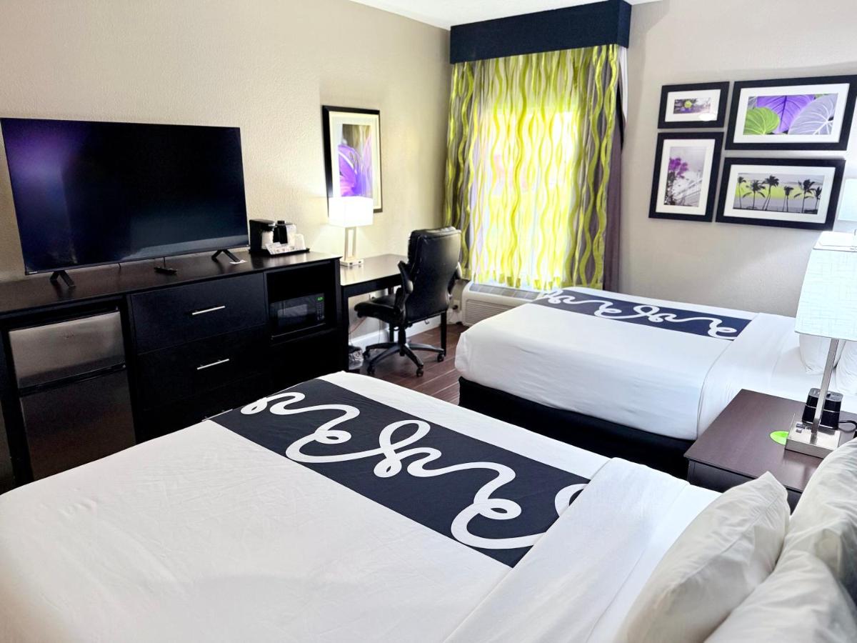 Queen Room with Two Queen Beds at La Quinta Inn & Suites by Wyndham Orlando Universal area