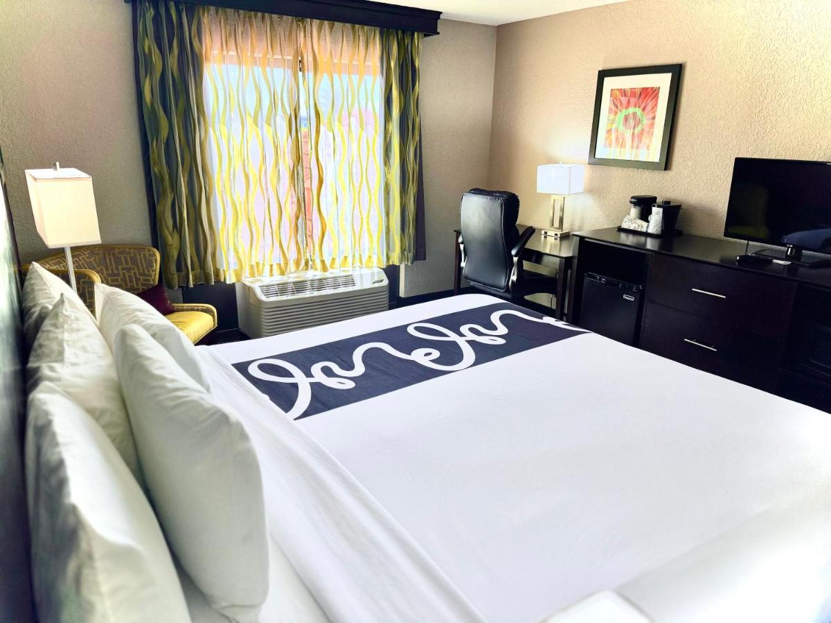 King Room at La Quinta Inn & Suites by Wyndham Orlando Universal area
