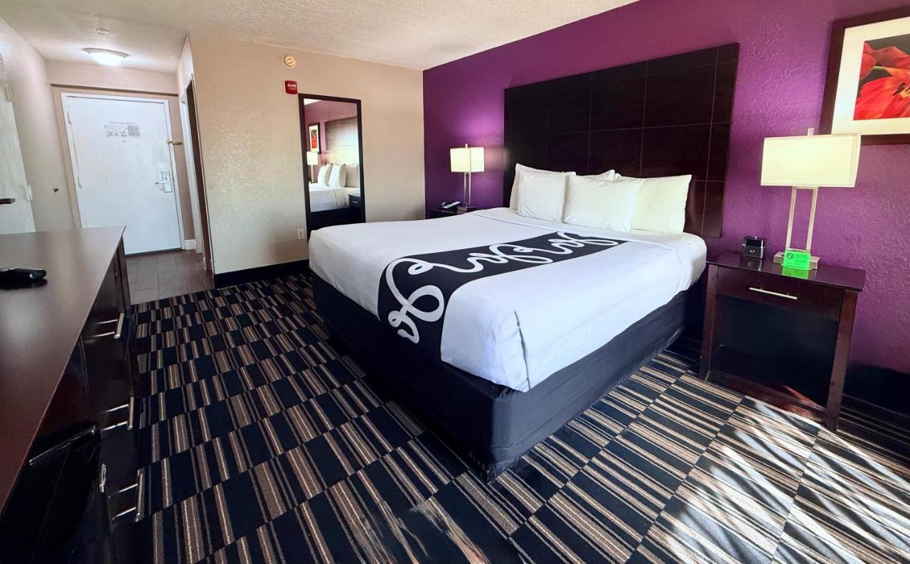 King Room at La Quinta Inn & Suites by Wyndham Orlando Universal area