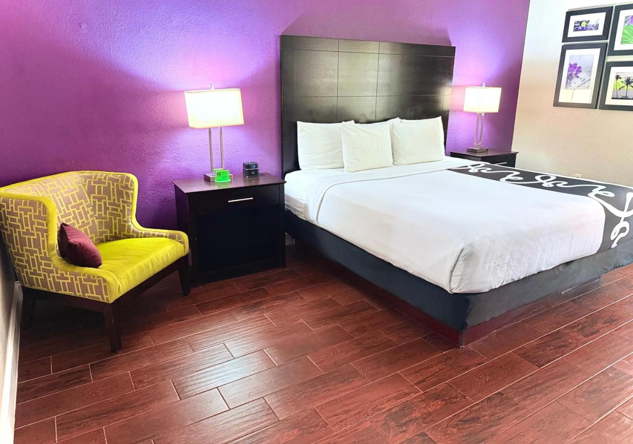 King Room at La Quinta Inn & Suites by Wyndham Orlando Universal area