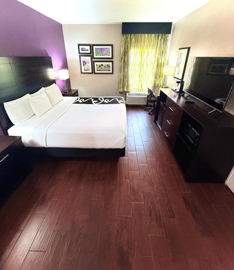 King Room at La Quinta Inn & Suites by Wyndham Orlando Universal area
