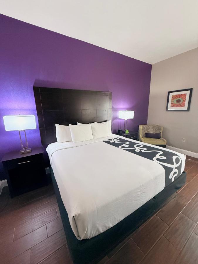 King Room with Mobility/Hearing Impaired Access - Non-Smoking at La Quinta Inn & Suites by Wyndham Orlando Universal area