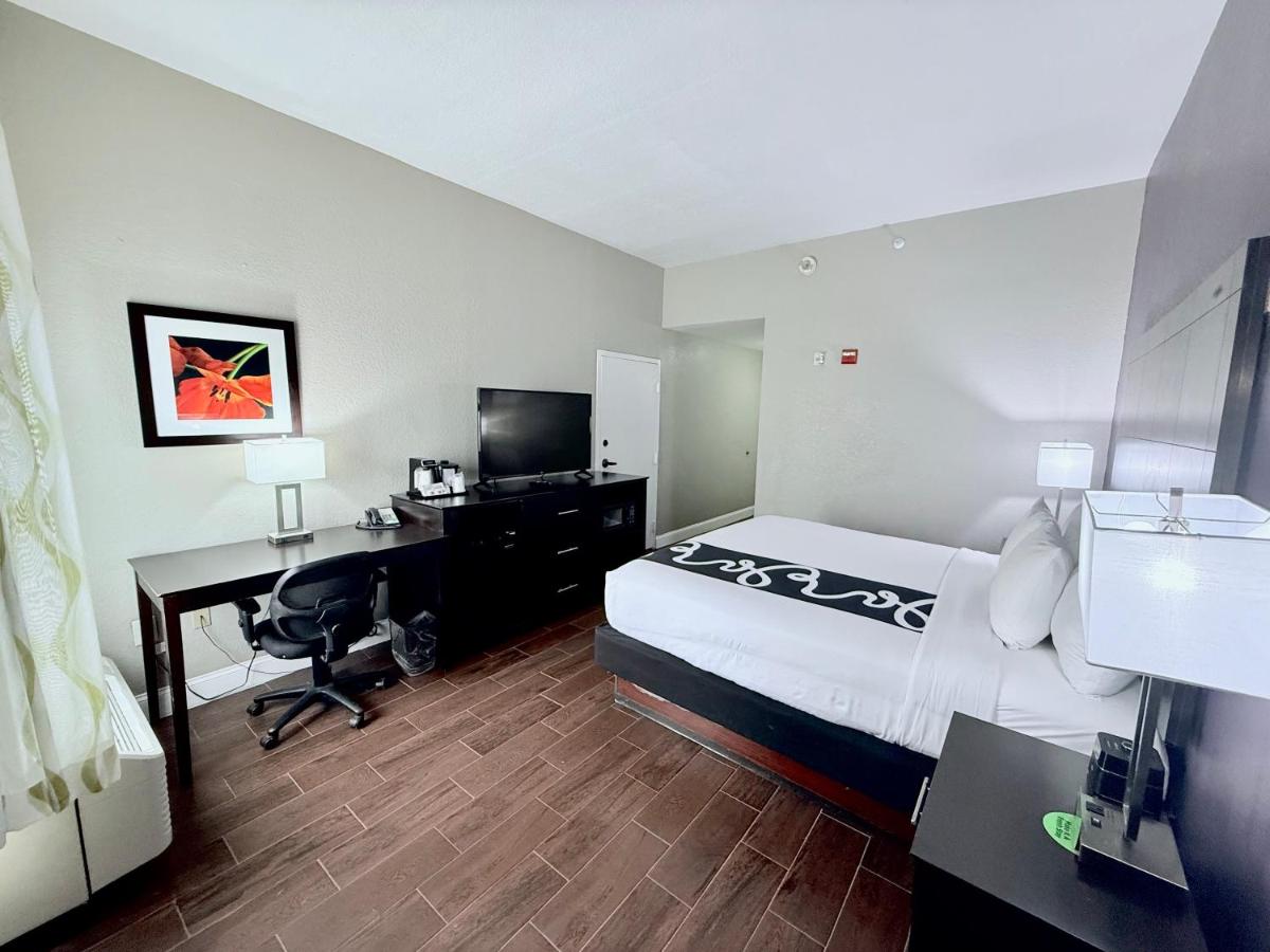 King Room with Mobility/Hearing Impaired Access - Non-Smoking at La Quinta Inn & Suites by Wyndham Orlando Universal area