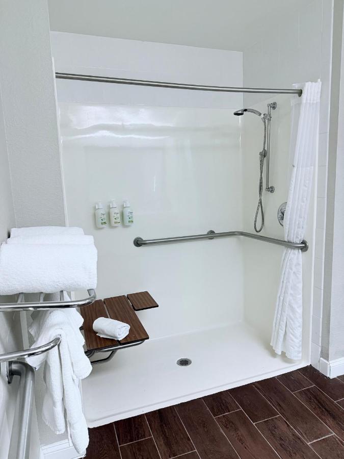 King Room with Mobility/Hearing Impaired Access - Non-Smoking at La Quinta Inn & Suites by Wyndham Orlando Universal area
