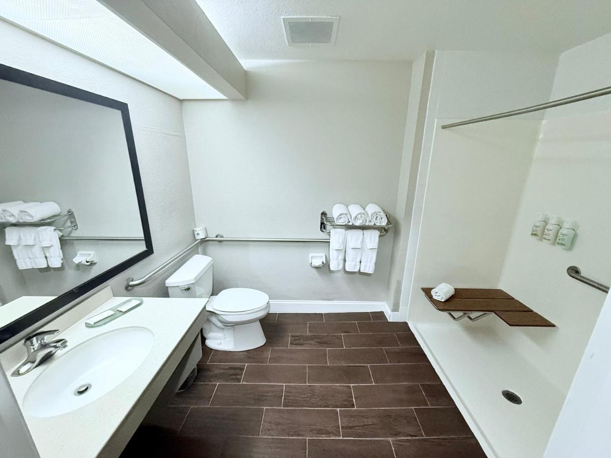 King Room with Mobility/Hearing Impaired Access - Non-Smoking at La Quinta Inn & Suites by Wyndham Orlando Universal area
