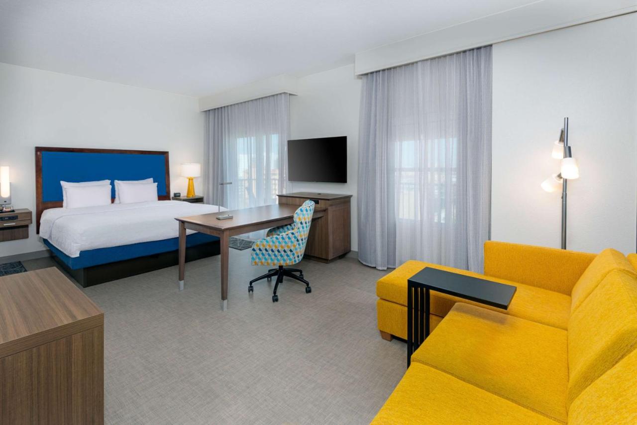 | Hampton Inn and Suites Clearwater Beach
