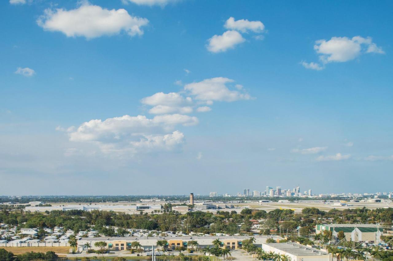 Standard Guest room with 1 King, City view at Marriott Fort Lauderdale Airport