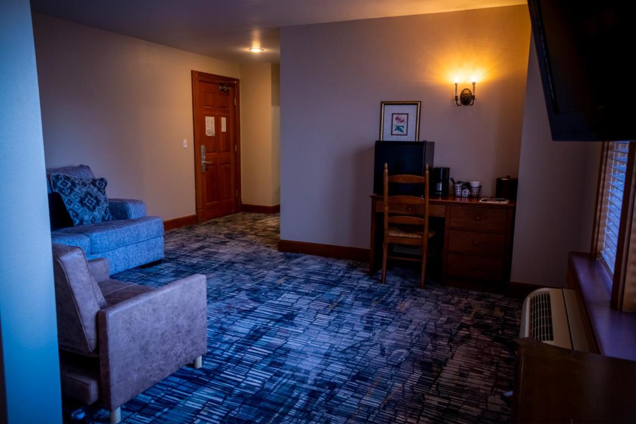 Deluxe King Suite at Nuks Executive Suites