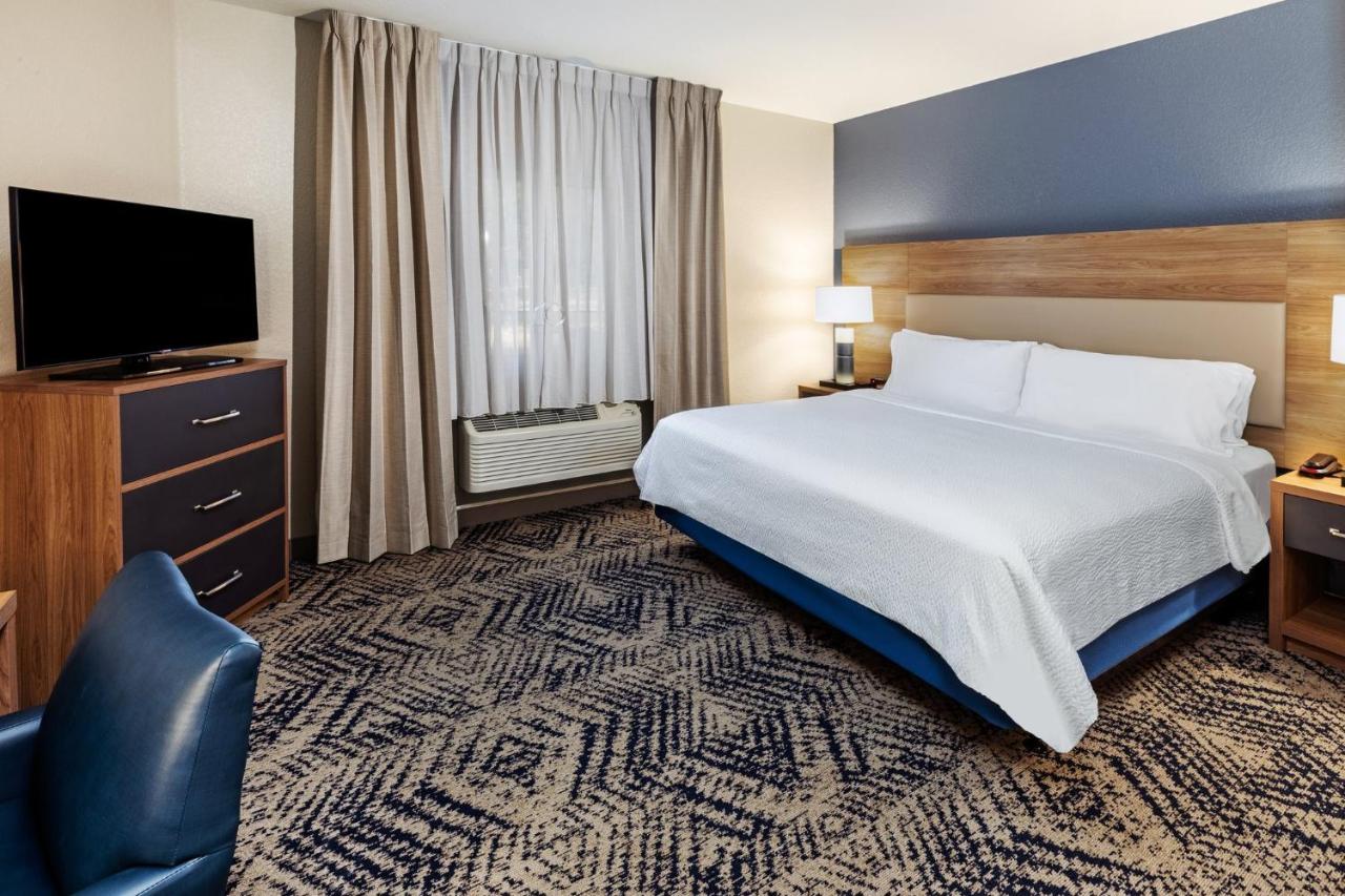 | Candlewood Suites Fayetteville, an IHG Hotel