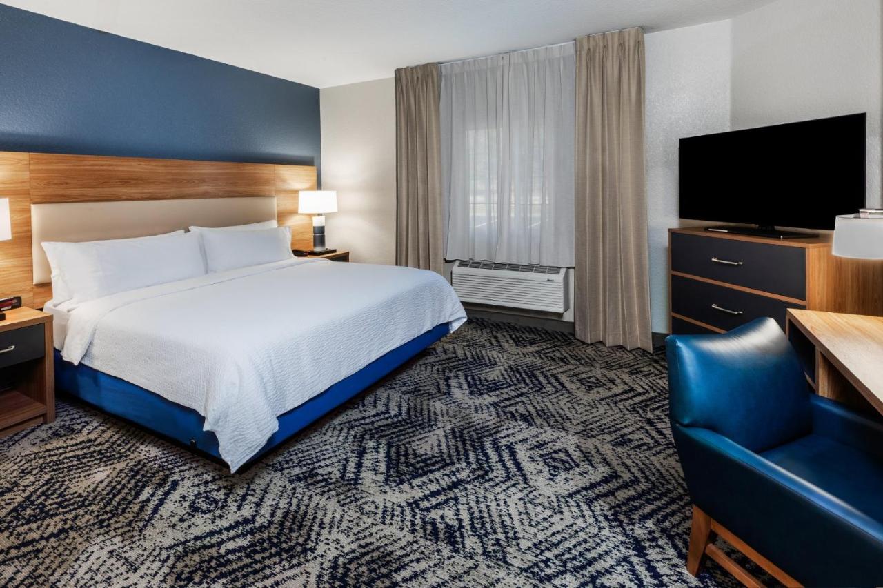 | Candlewood Suites Fayetteville, an IHG Hotel