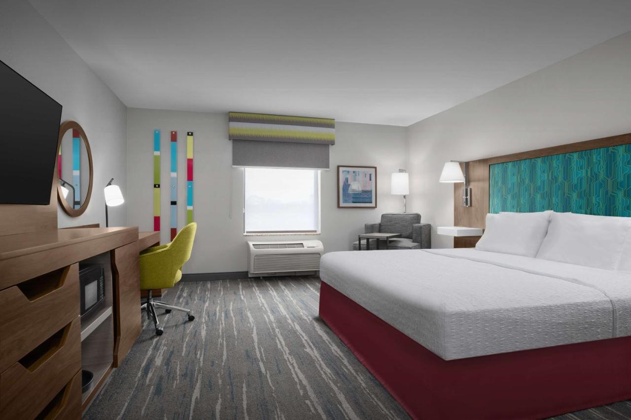 King Room with Sofa Bed at Hampton Inn Yorkville