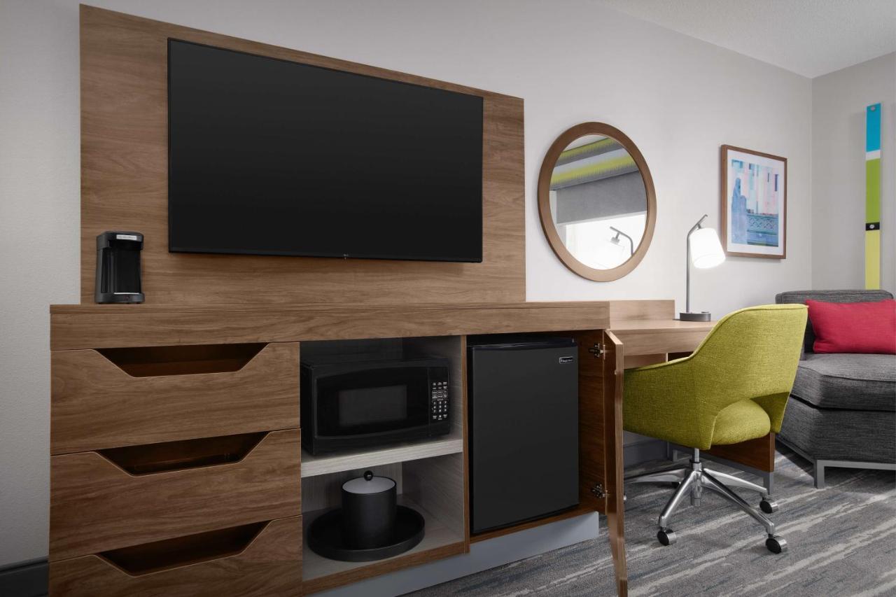Queen Room with Two Queen Beds - Non-Smoking at Hampton Inn Yorkville
