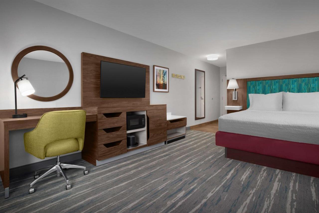 King Room with Sofa Bed at Hampton Inn Yorkville