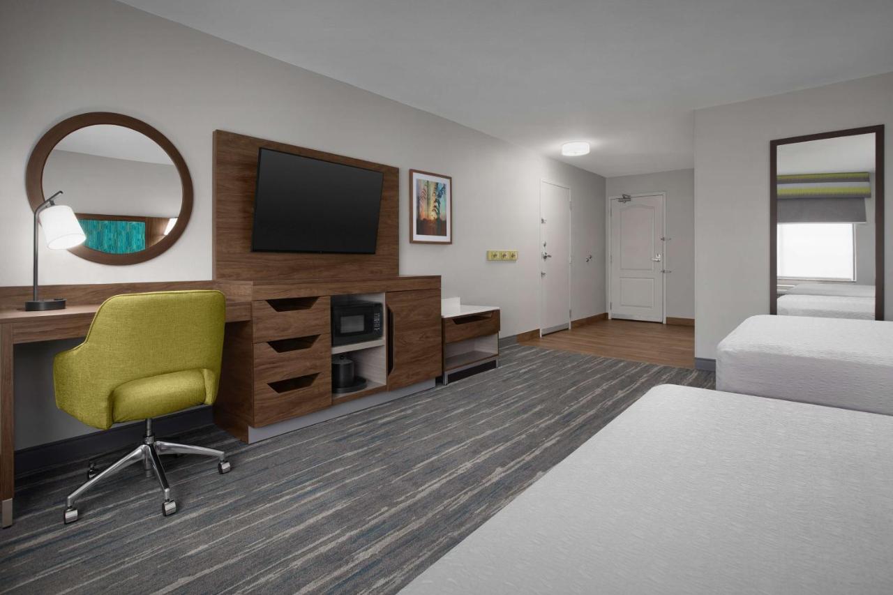 King Room with Sofa Bed at Hampton Inn Yorkville