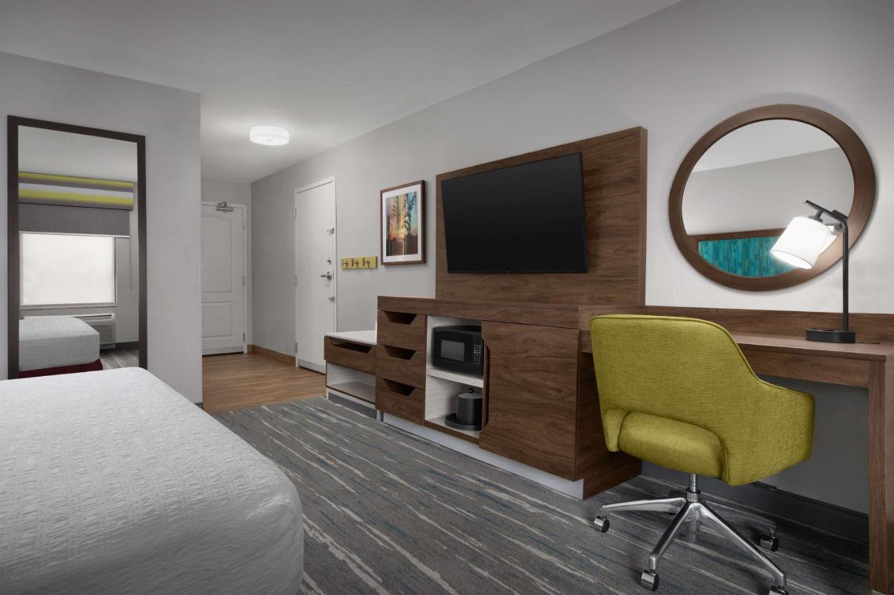 King Room with Sofa Bed at Hampton Inn Yorkville