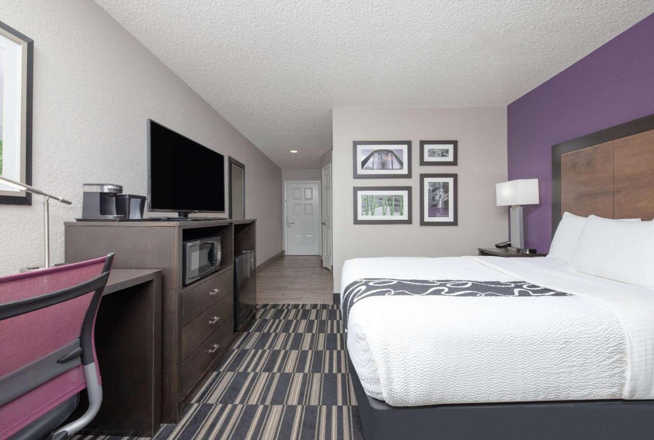 Queen Room - Non-Smoking at Super 8 by Wyndham El Dorado