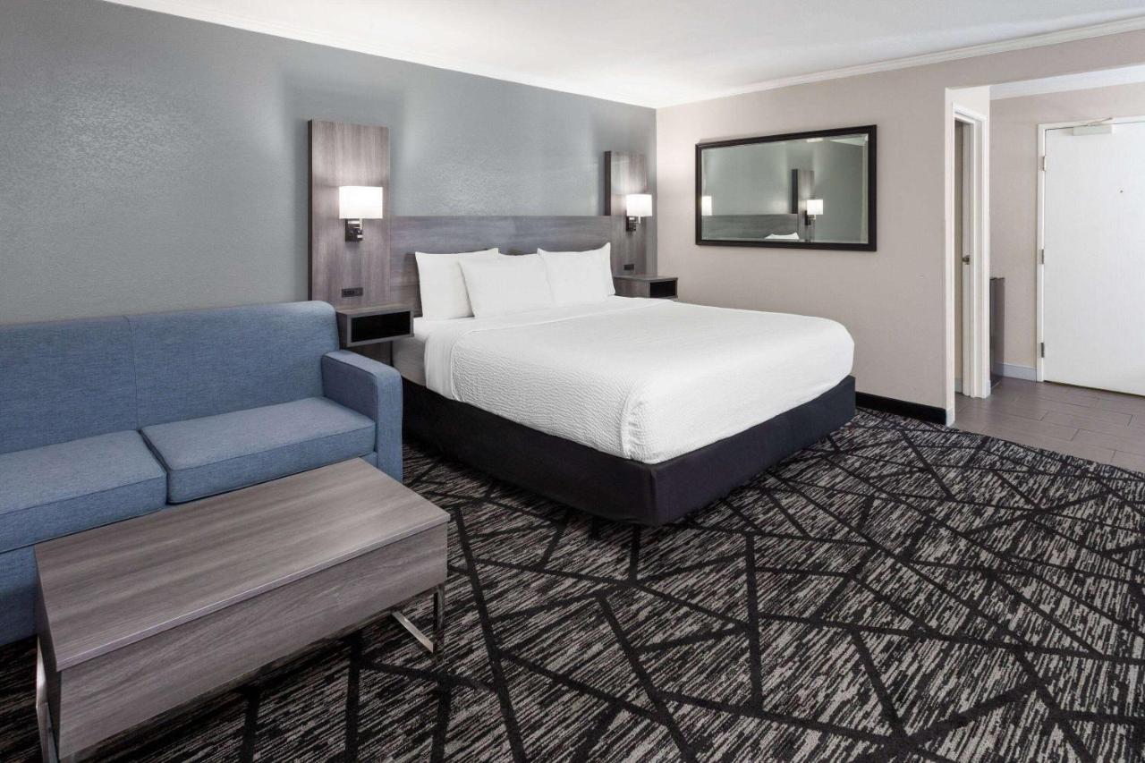 Executive King Room at La Quinta Inn by Wyndham Cleveland Independence