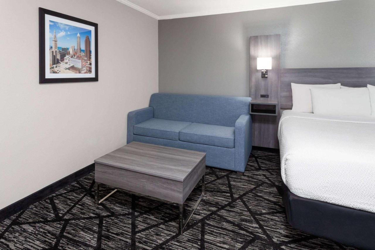 Executive King Room at La Quinta Inn by Wyndham Cleveland Independence
