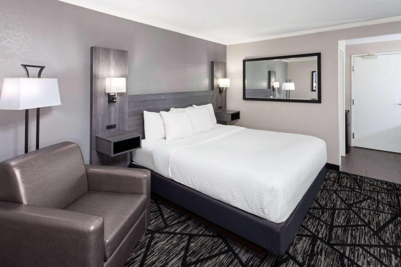  Deluxe King Room at La Quinta Inn by Wyndham Cleveland Independence