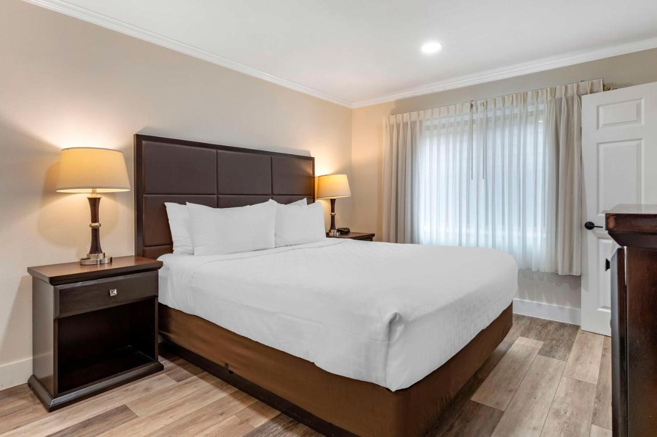 | Best Western Carmel's Town House Lodge