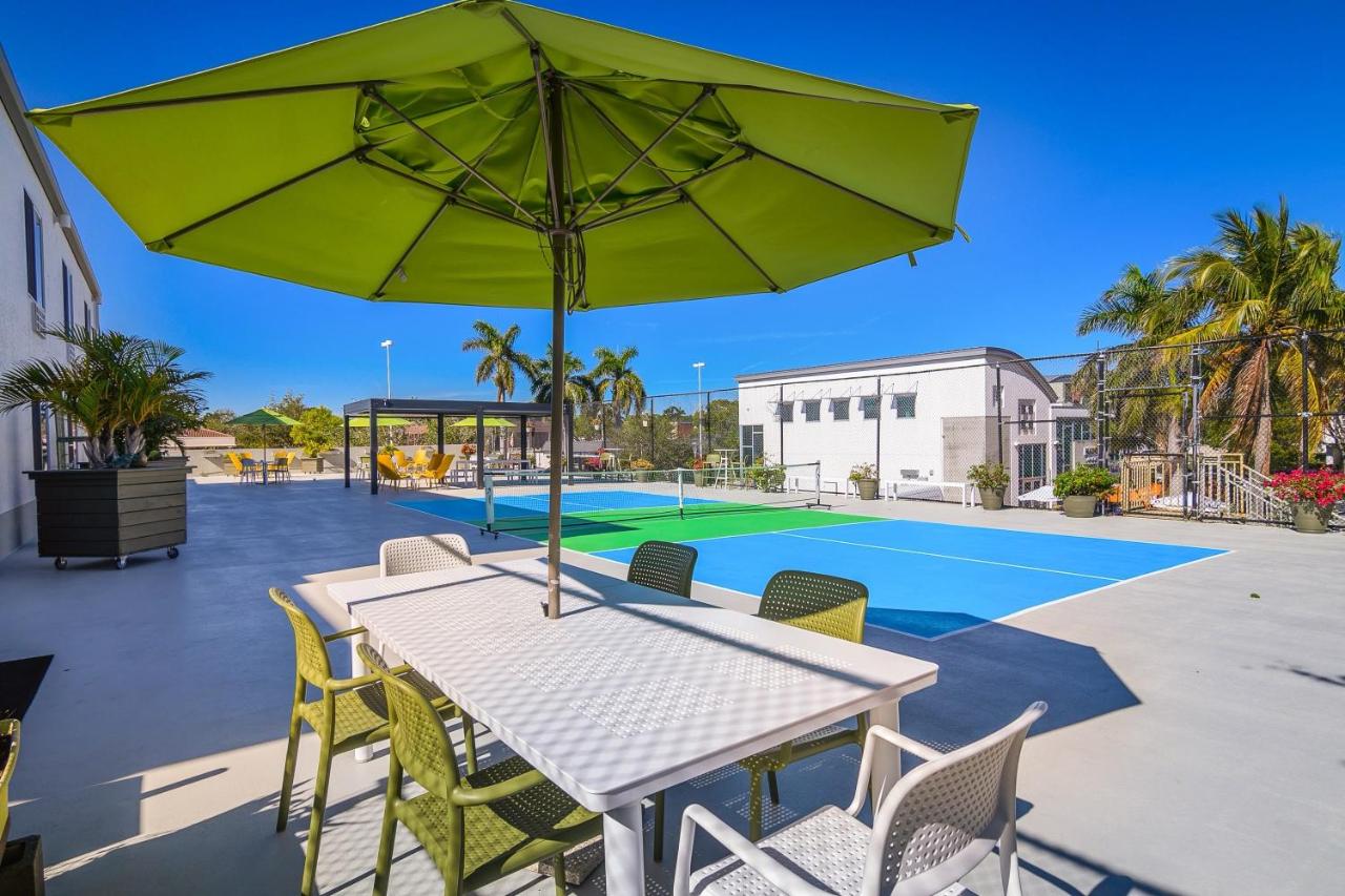 | Naples Park Central Hotel