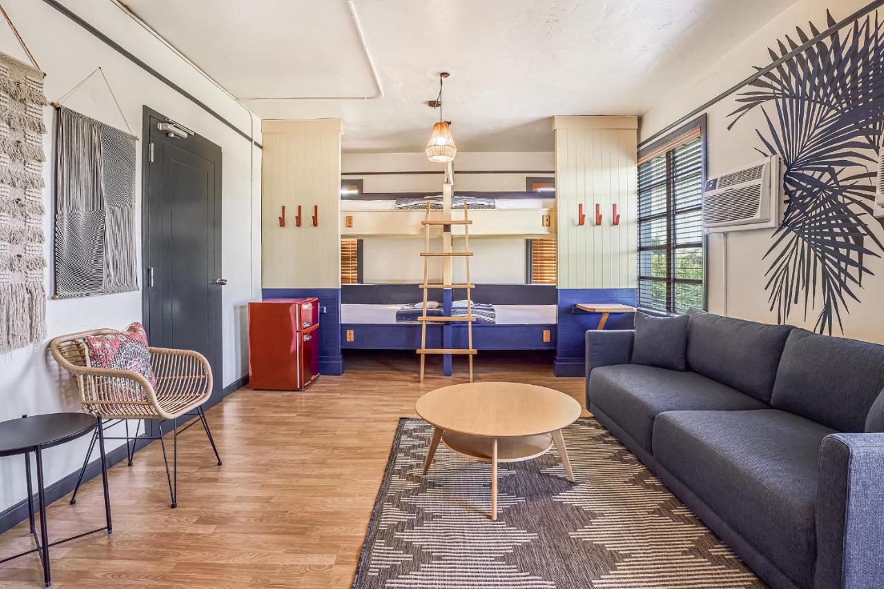 Bed in 8-Bed Mixed Dormitory Room at Freehand Miami