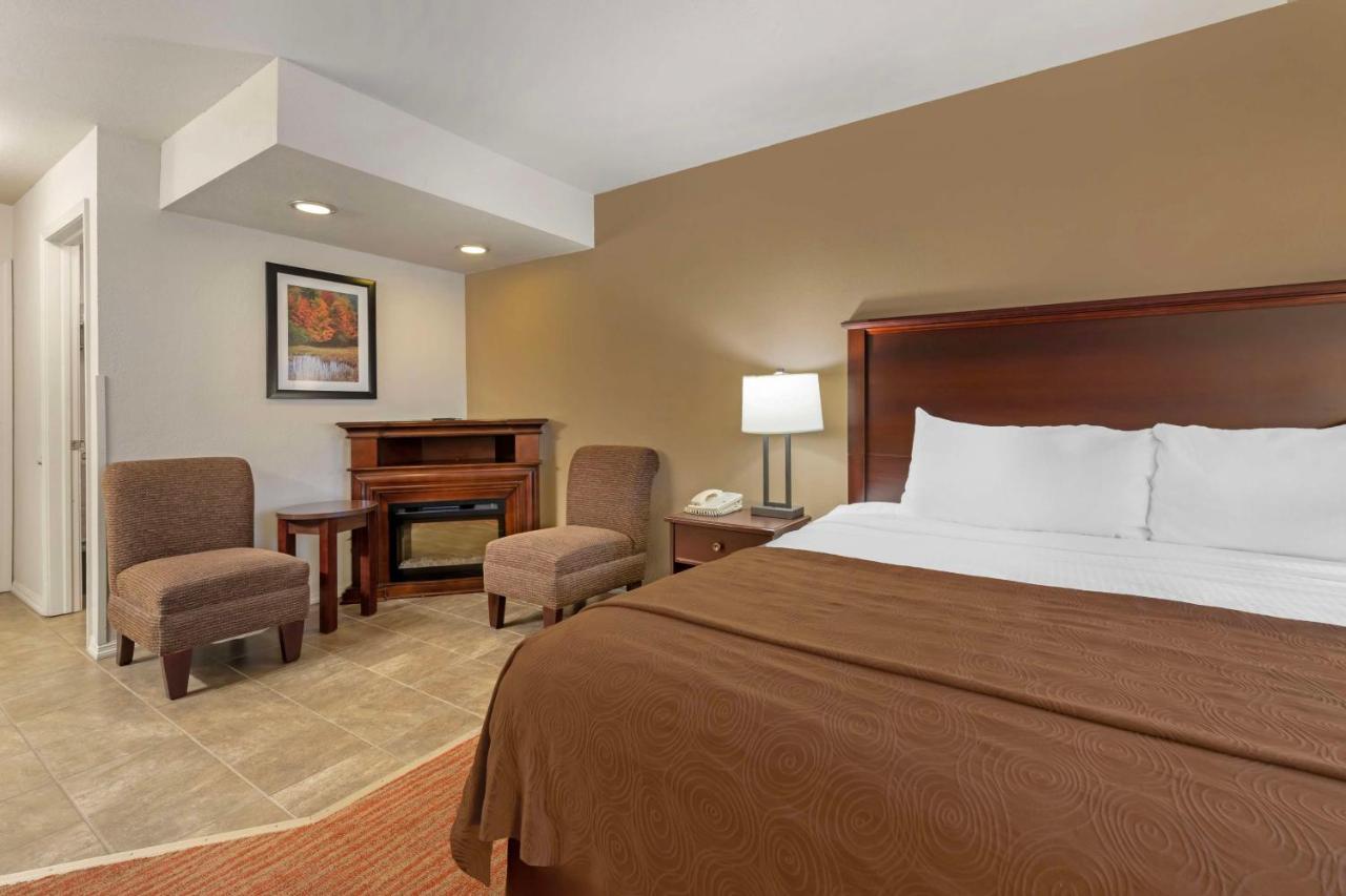 Queen Room with Fireplace - Non-Smoking at Best Western Plus Concord Inn
