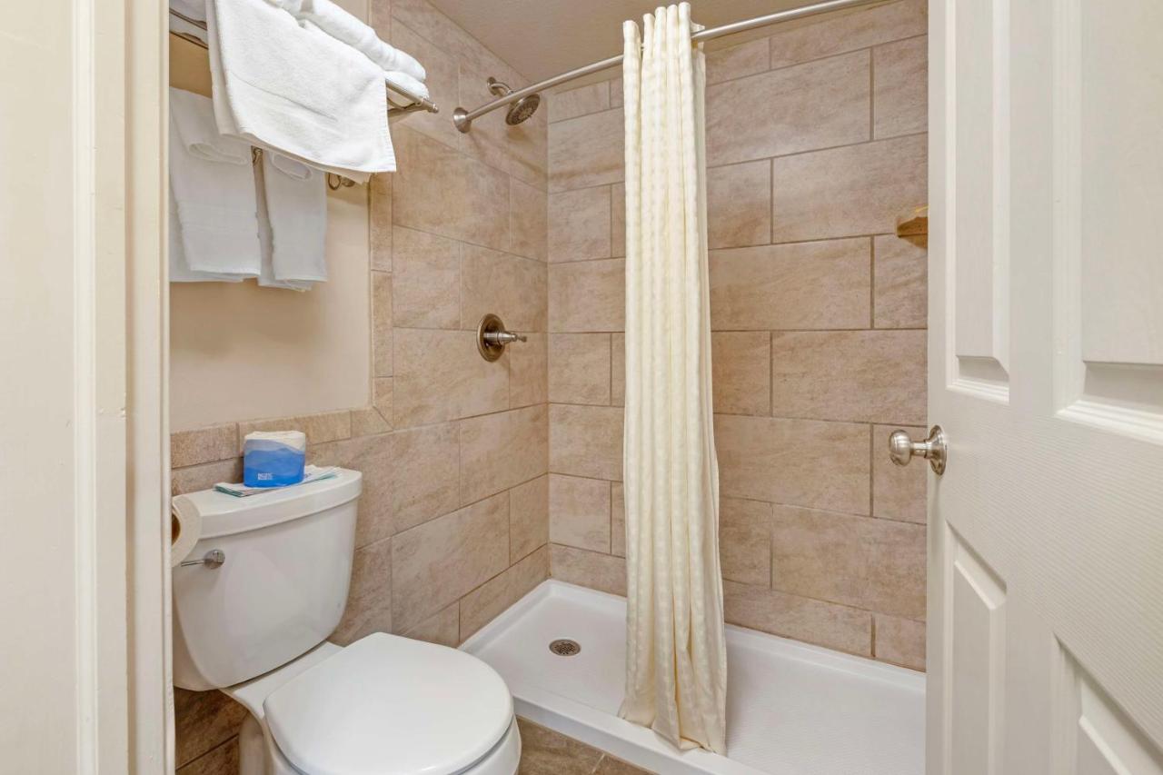 Queen Room with Fireplace - Non-Smoking at Best Western Plus Concord Inn