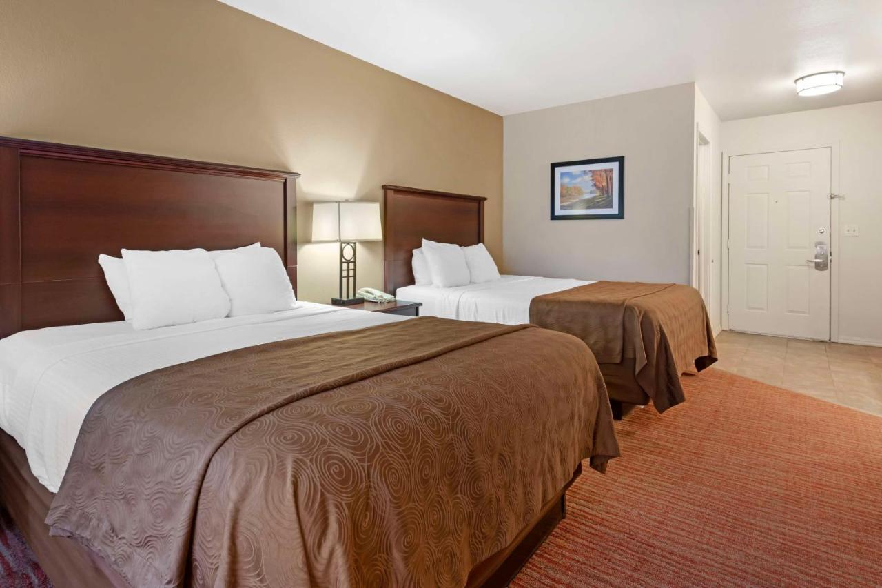 Queen Room with Two Queen Beds - Partial Lake View at Best Western Plus Concord Inn