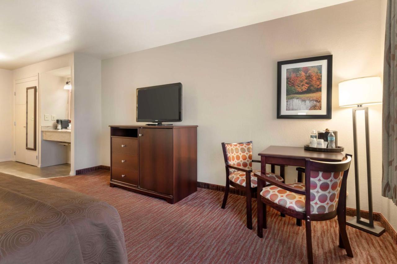 Queen Room with Two Queen Beds - Partial Lake View at Best Western Plus Concord Inn