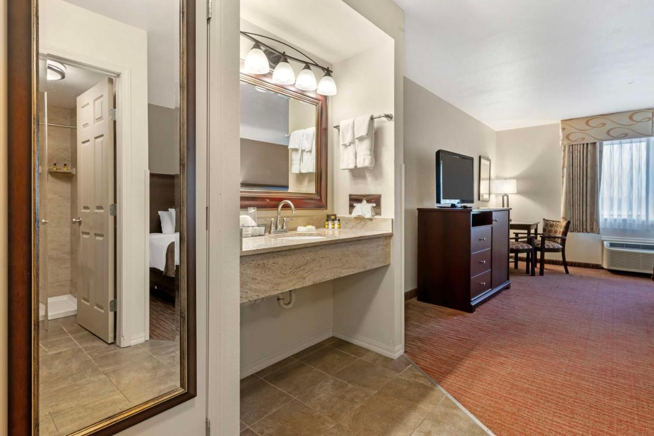 Queen Room with Two Queen Beds - Partial Lake View at Best Western Plus Concord Inn