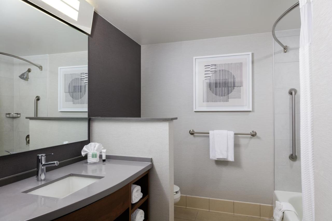King Room at Courtyard by Marriott Wichita At Old Town