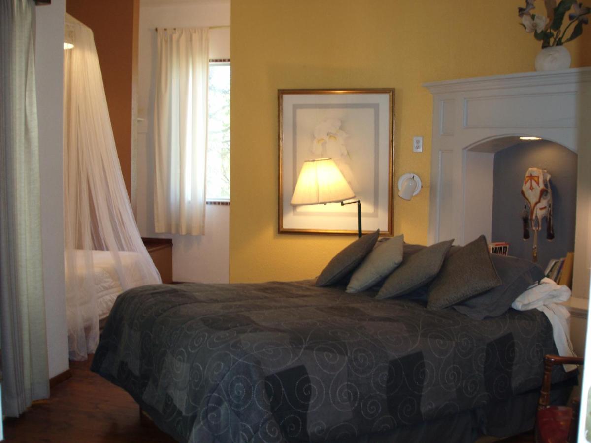 | Lundeen Inn of the Arts